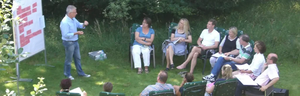 Teilnehmerinnen und Teilnehmer der Sommerakademie 2013 im Bildungs- und Tagungszentrum Tannenfelde in Aukrug, Schleswig-Holstein